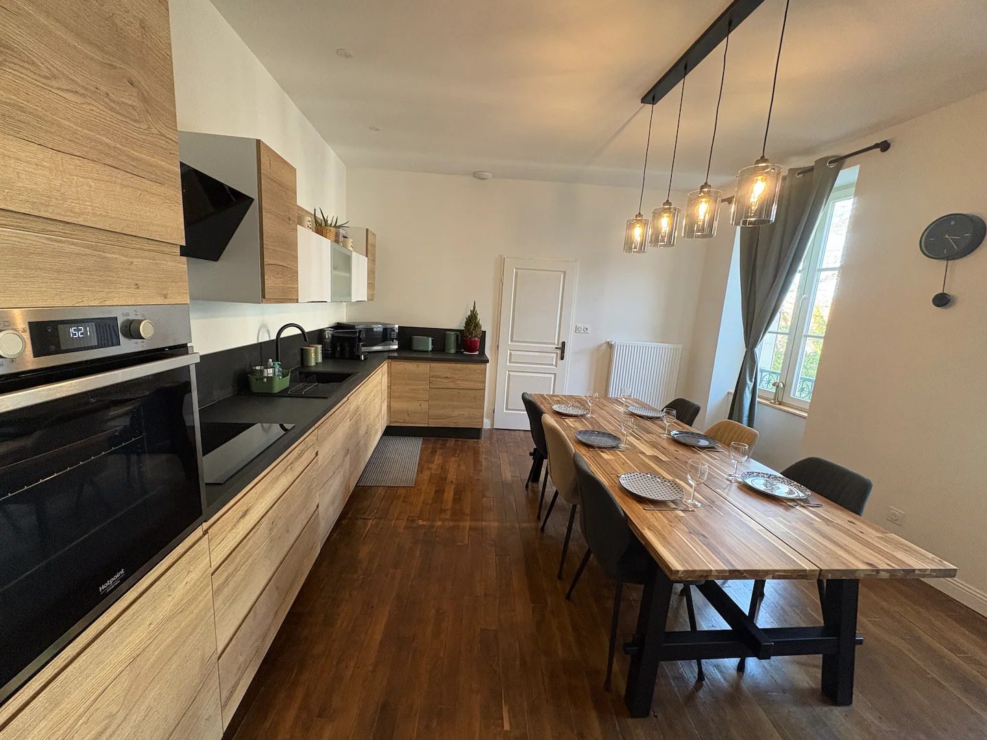 Grande table à manger dans la cuisine dînatoire