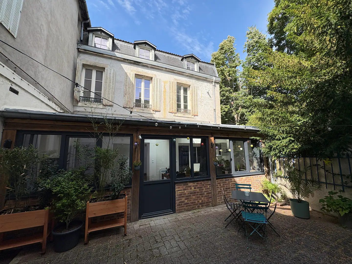 Façade vitrée de l’atelier et sa cour arborée