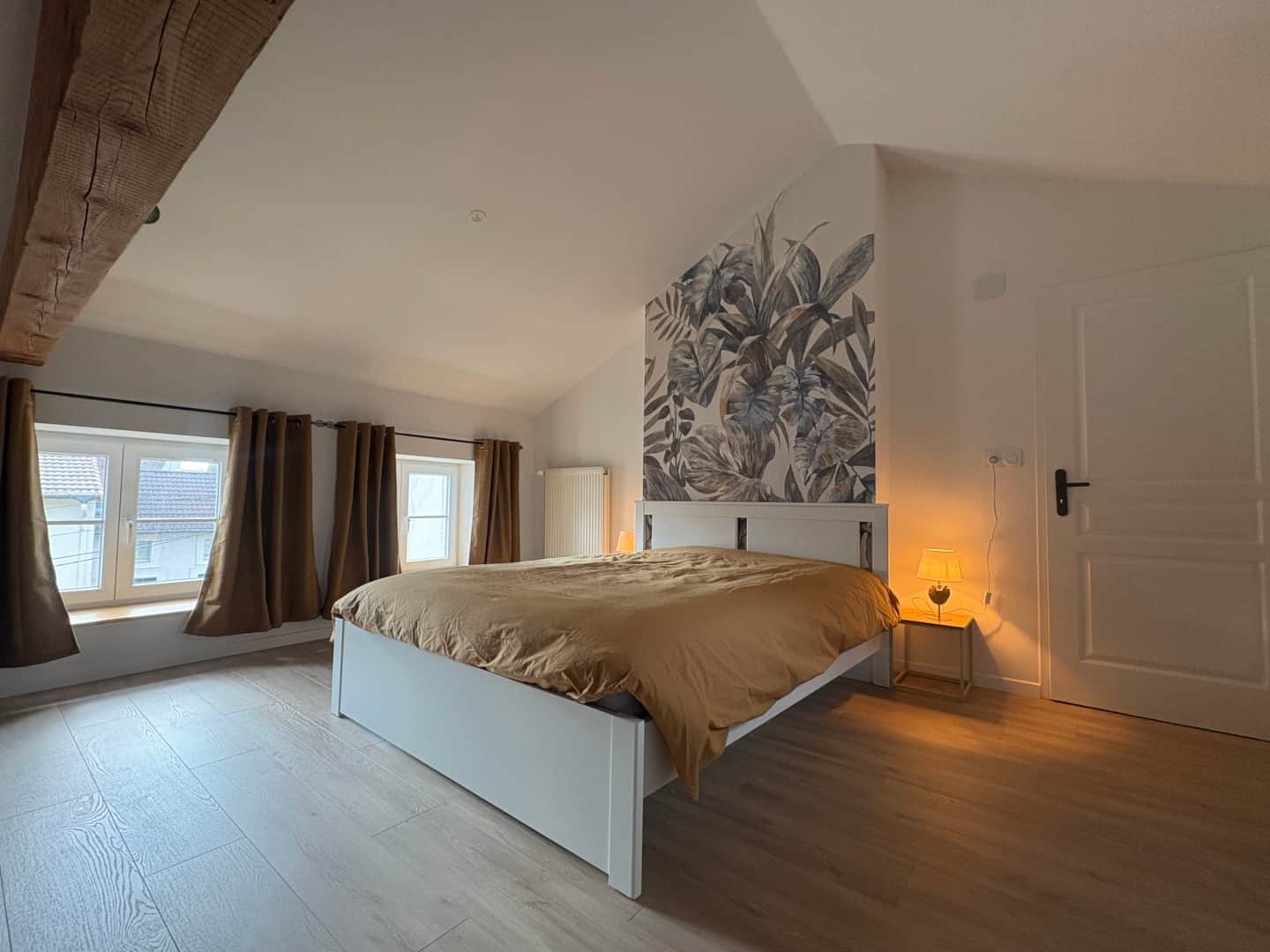 Chambre au papier peint tropical