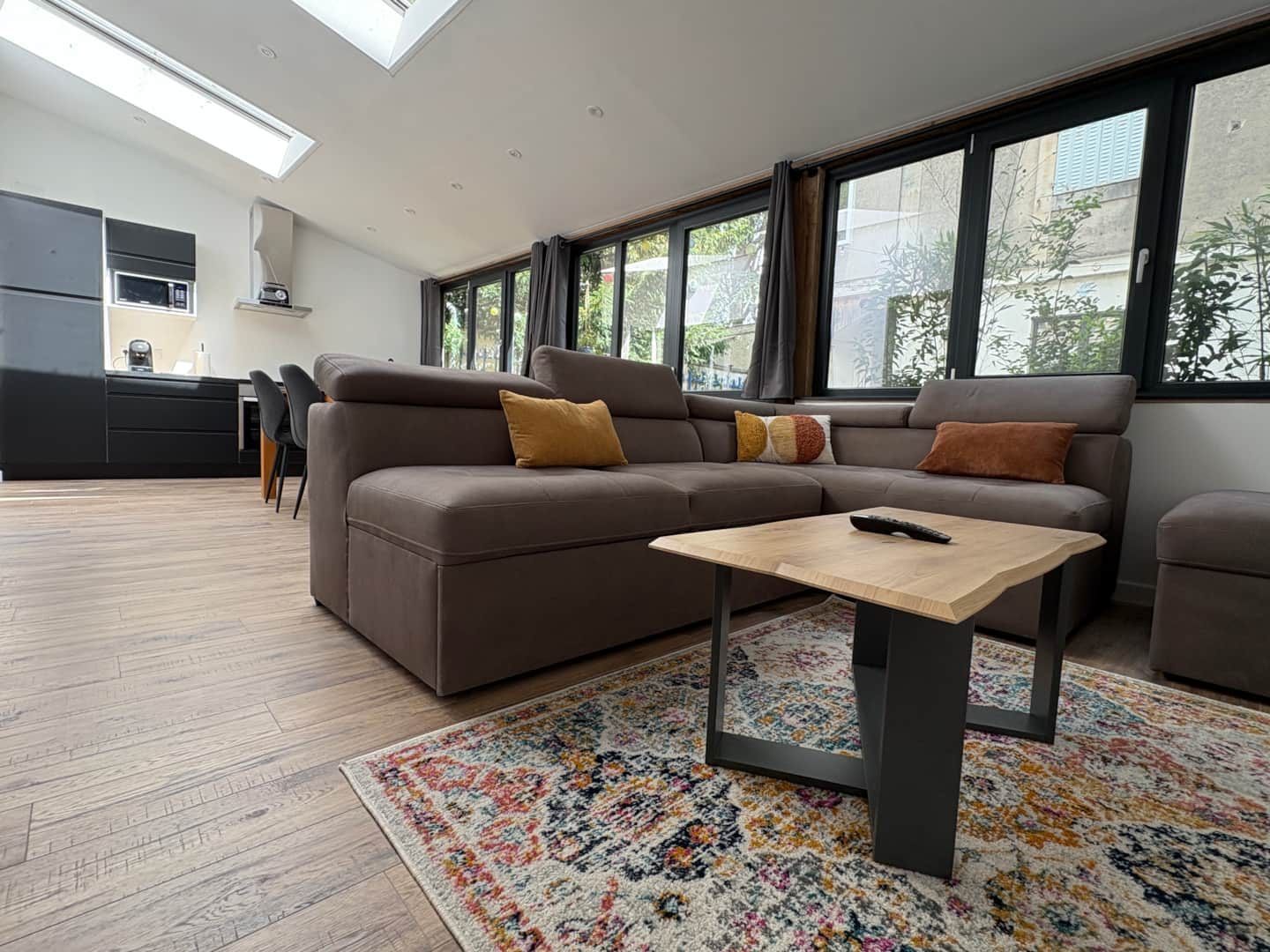 Canapé d’angle, tapis et table basse