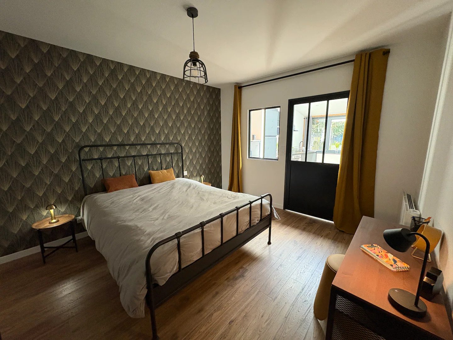 Chambre avec lit double et bureau