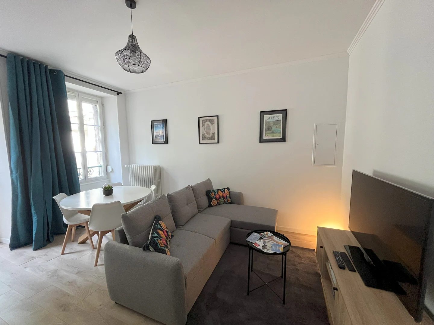 Salon avec télévision et coin repas