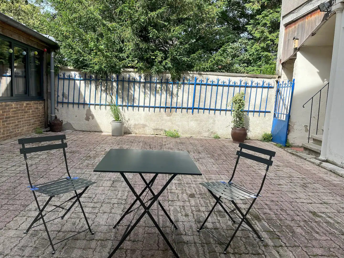 Cour privative avec table et chaises de jardin