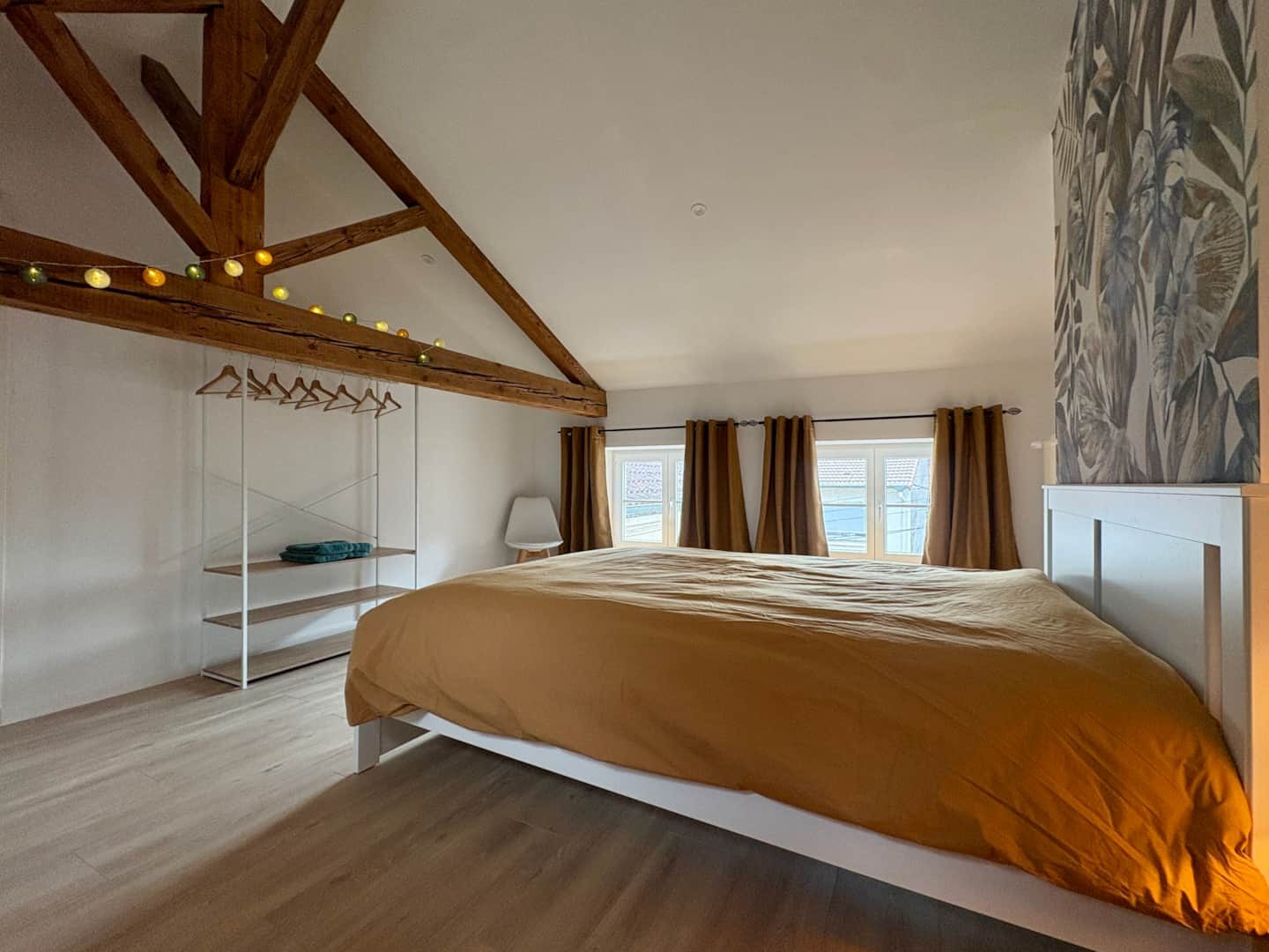 Chambre sous les poutres avec lit double