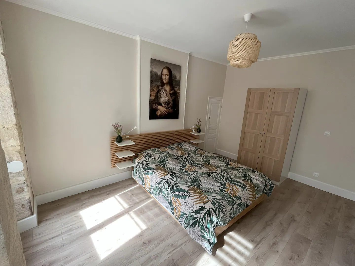 Chambre avec lit 160 baignée de lumière