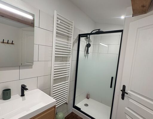 Salle d’eau avec douche à l’italienne